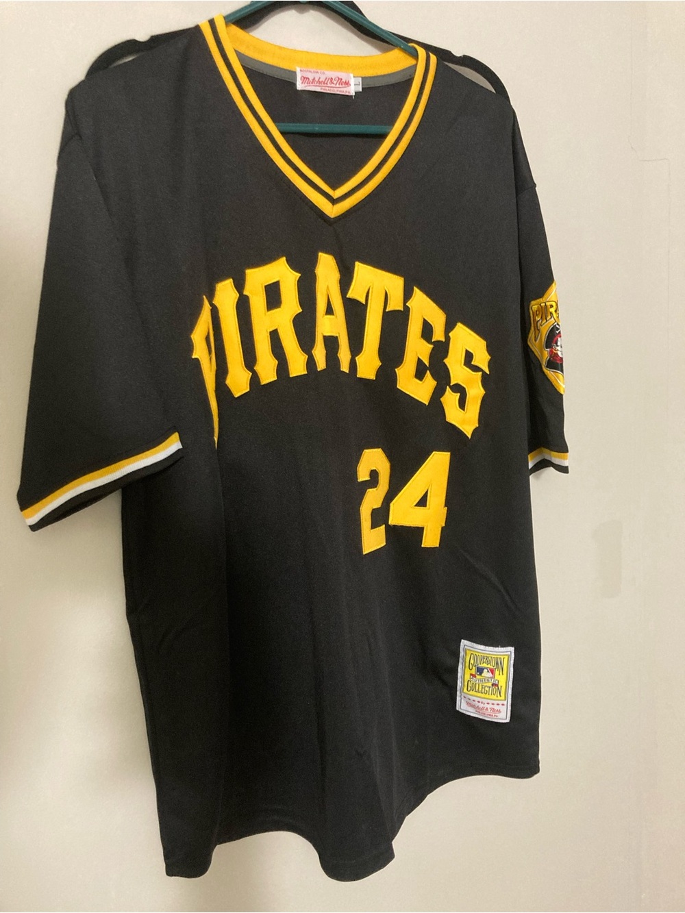 (Throwback) BARRY BONDS Mitchell & Ness Black and Yellow V-Neck Pirates Jersey